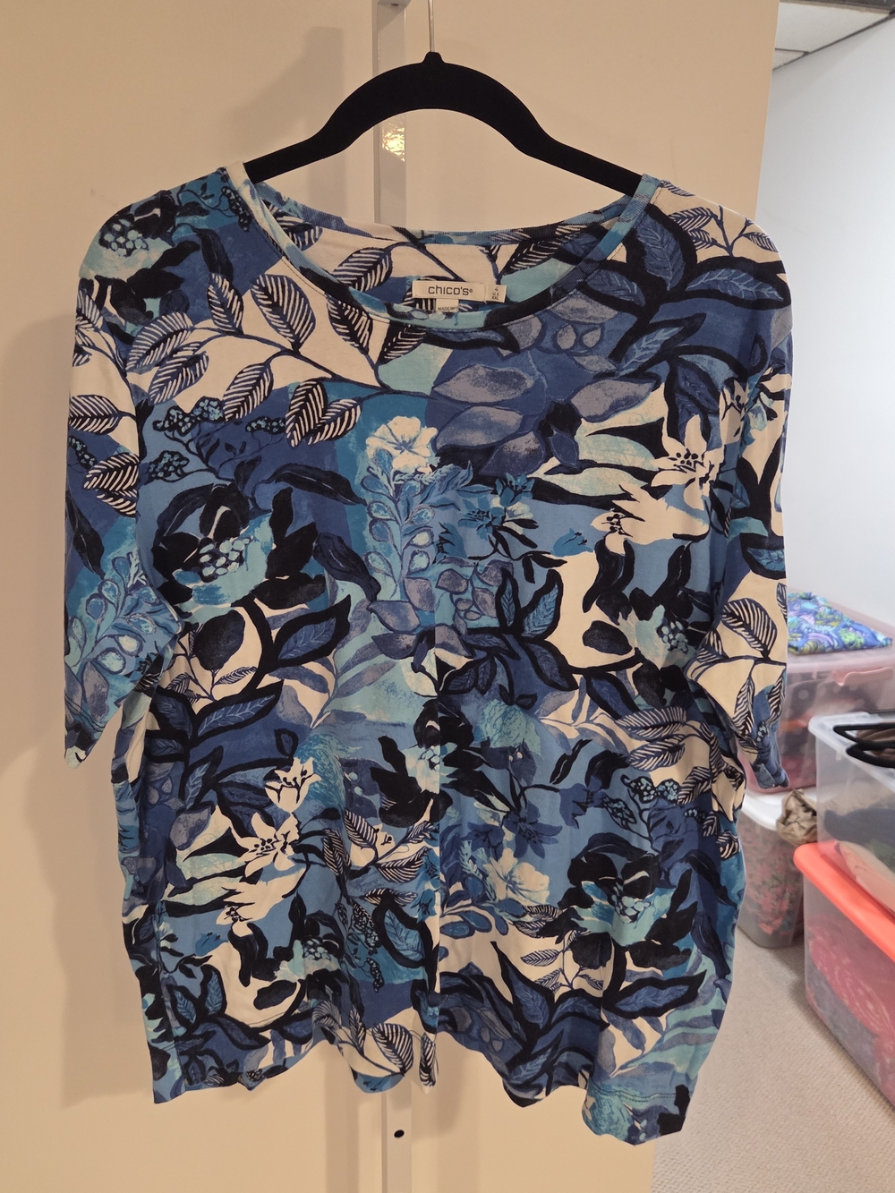 Chico's Blue & White Botanical Print Short Sleeve Tee